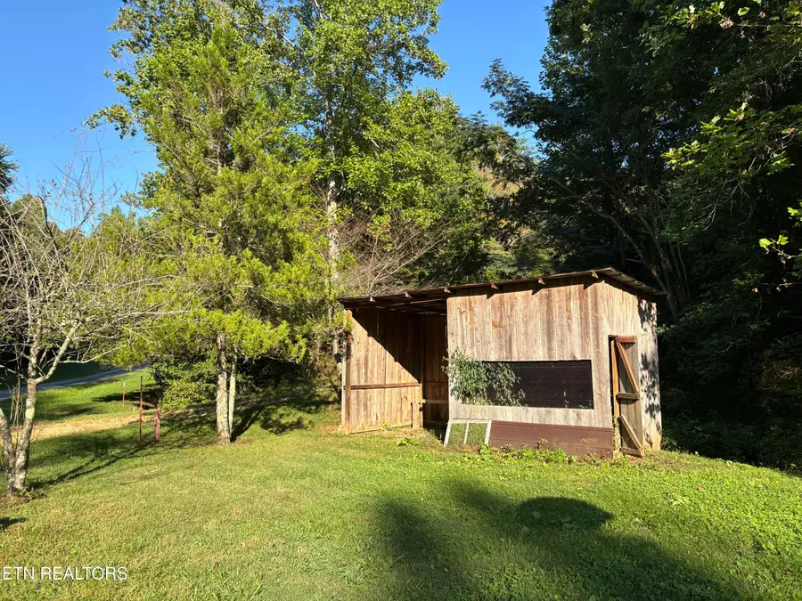 204 Hughes Hollow Rd, Vonore, TN 37885 - #2