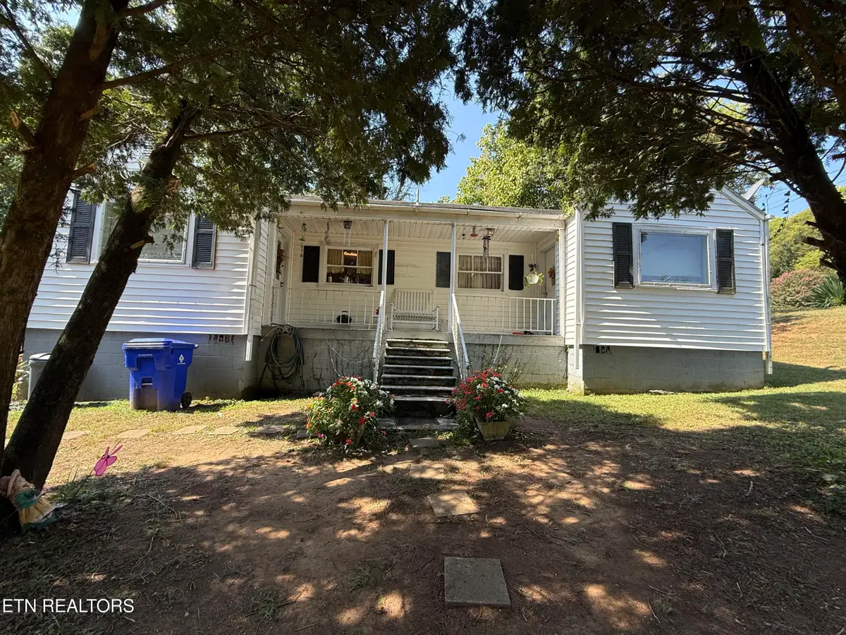 818 Sewanee St, Harriman, TN 37748 - #1