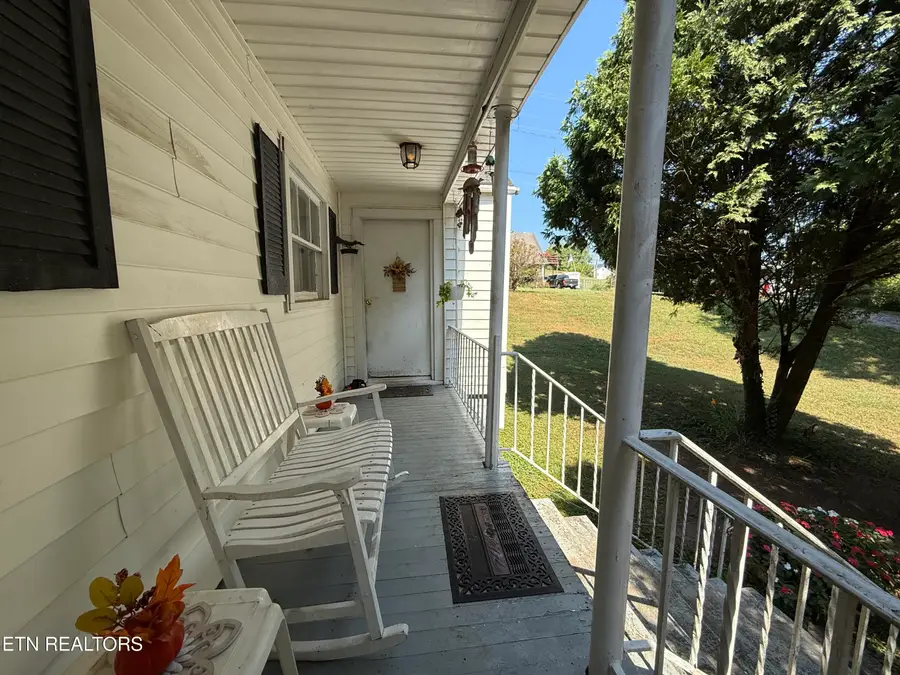818 Sewanee St, Harriman, TN 37748 - #3