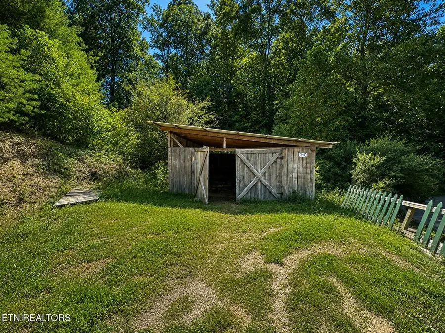 1085 Catoosa Rd, Wartburg, TN 37887 - #3