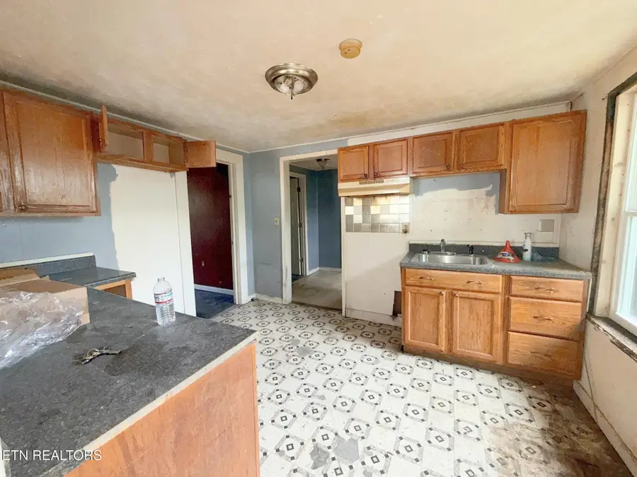 512 E Hemlock St, Lafollette, TN 37766 - #3