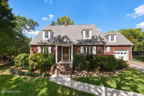 402 N Maple St, Maryville, TN 37801