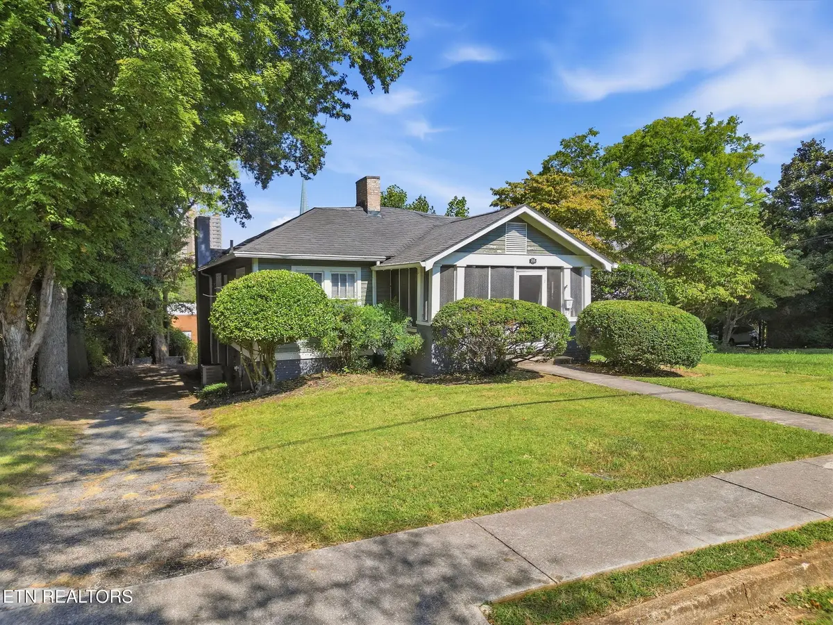 215 W Goddard Ave, Maryville, TN 37803 - #1
