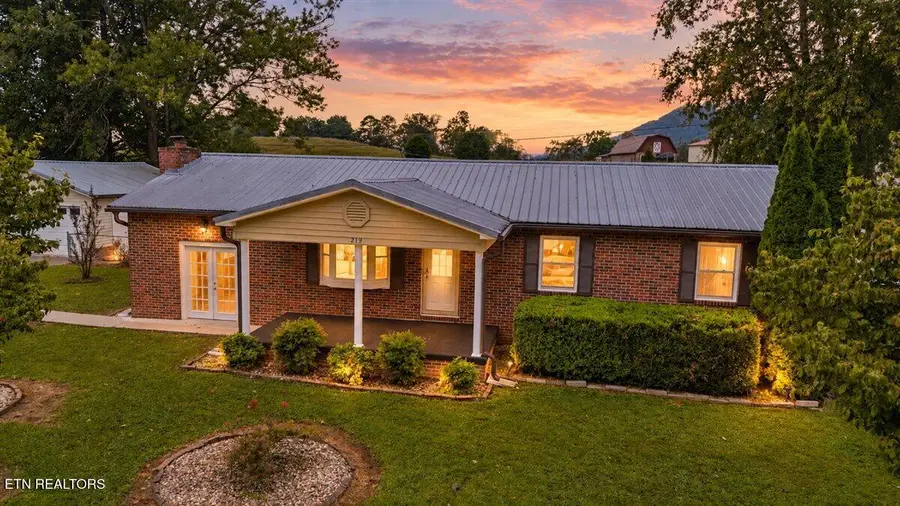 219 W Bowman Circle, Lafollette, TN 37766 - #2