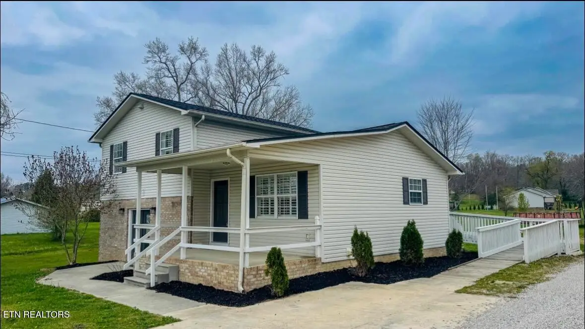 724 W 3rd Ave, Oneida, TN 37841 - #1