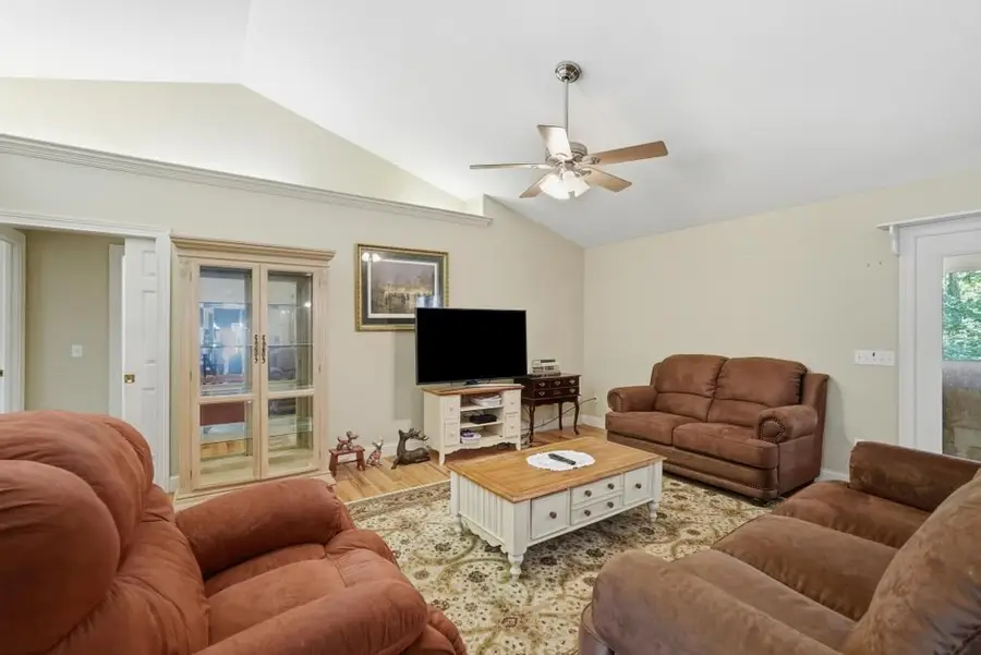 624 Lakeview Dr, Crossville, TN 38558 - #2