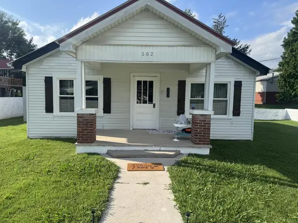 202 West 4 St., LIVINGSTON, TN 38570