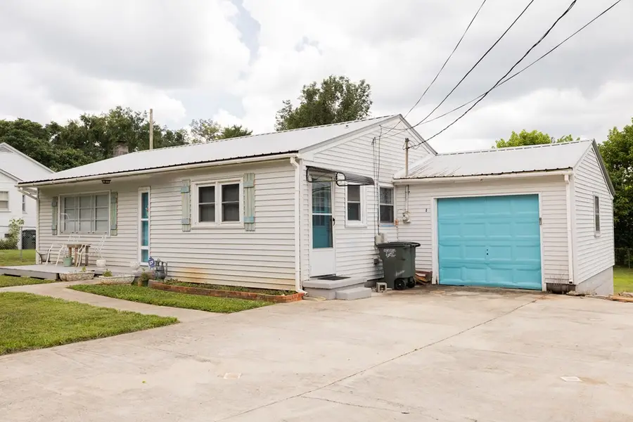305 W Bronson St, Sparta, TN 38583 - #2