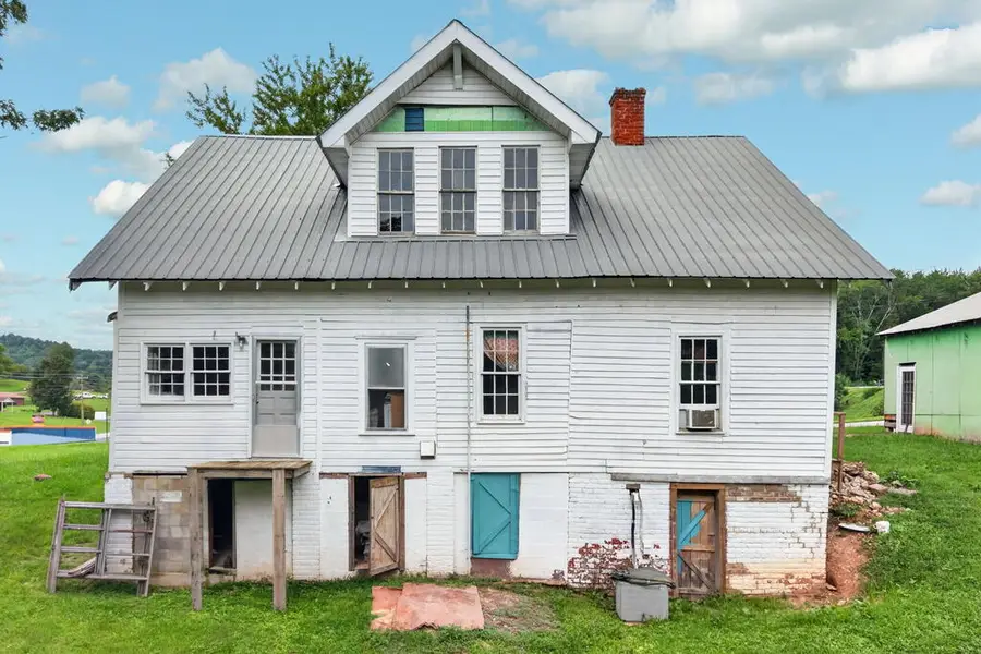 112 N Main St, Byrdstown, TN 38549 - #3