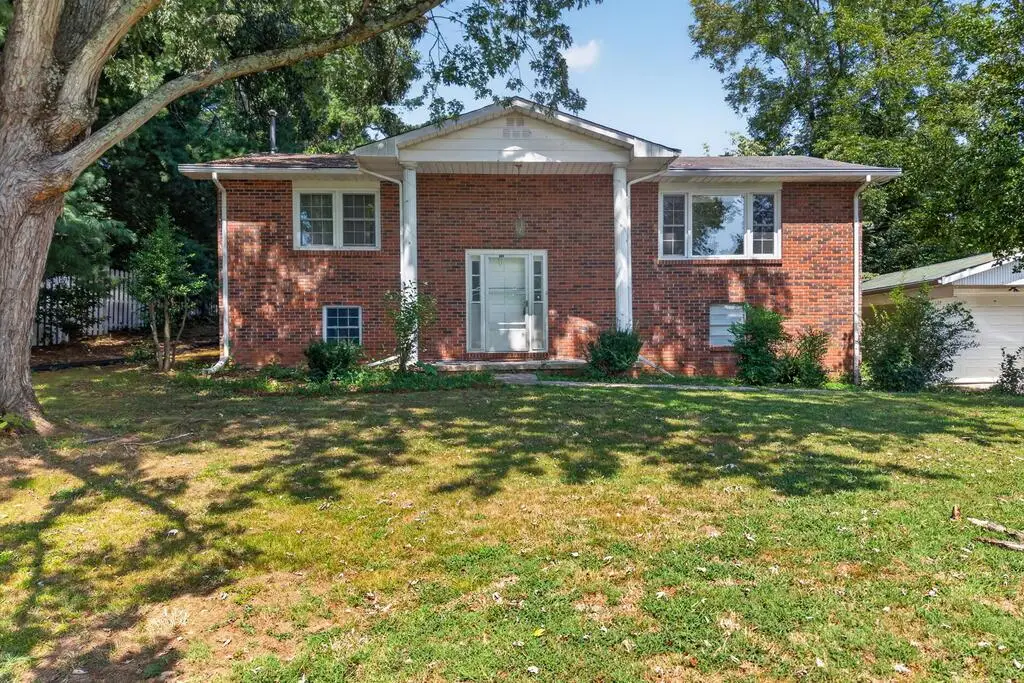 306 E 4th Street, Livingston, TN 38570 - #1