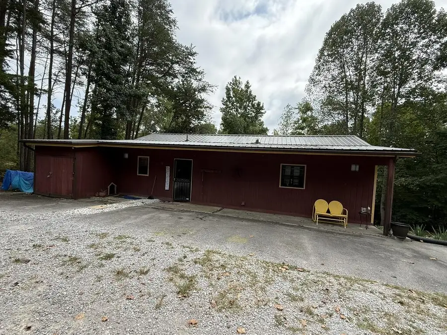 125 W Taxiway Dr, Albany, KY 42602 - #2