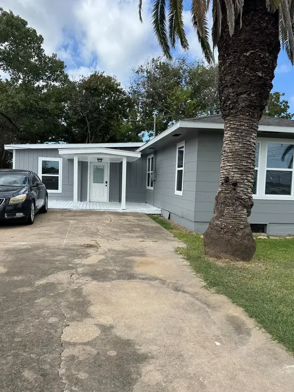 207 Henderson, Palacios, TX 77465