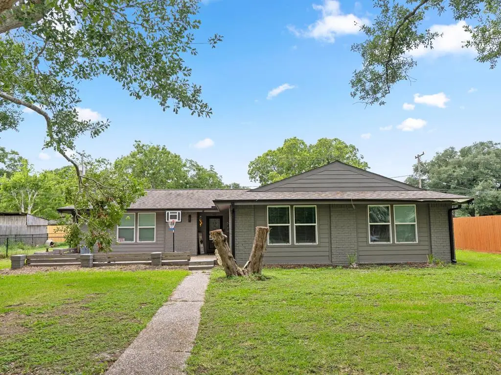 910 7th Street, Bay City, TX 77414 - #1