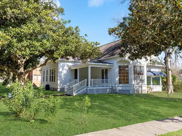 2421 Ave G, Bay City, TX 77414