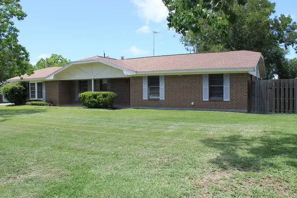 300 Austin, Palacios, TX 77465