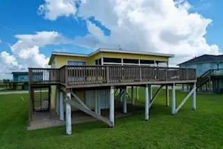 444 Beachfront Dr., Matagorda, TX 77457
