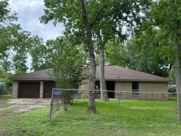 1609 Forrest Drive, Wharton, TX 77488
