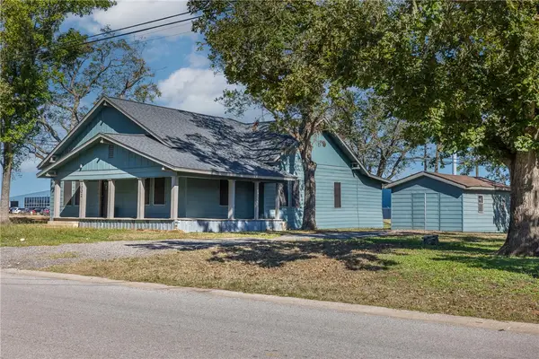 1002 N Banks Street, Caldwell, TX 77836