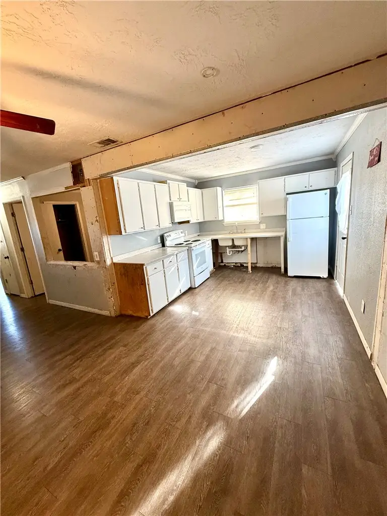 2105 N Karnes, Cameron, TX 76520 - #3