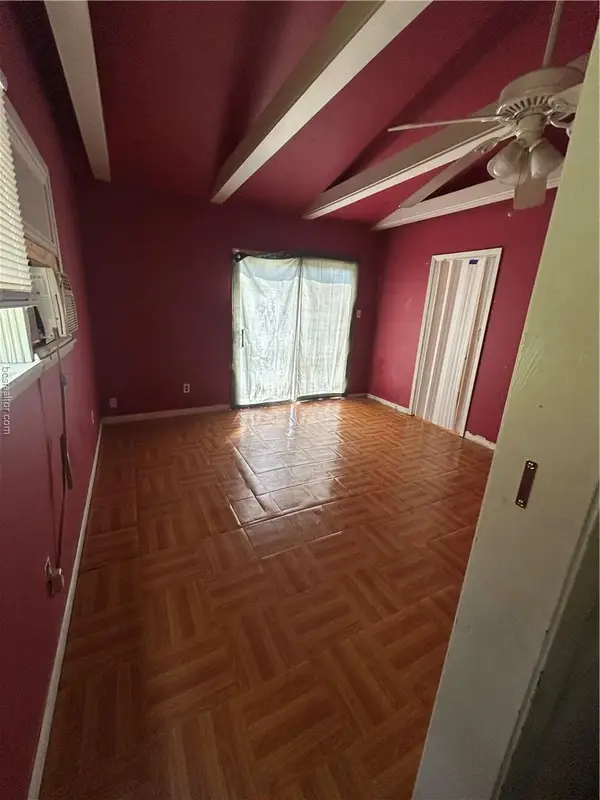 1204 E Wm J Bryan Parkway, Bryan, TX 77803