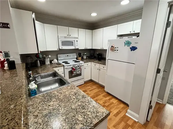 1725 Harvey Mitchell Pkwy S, College Station, TX 77840