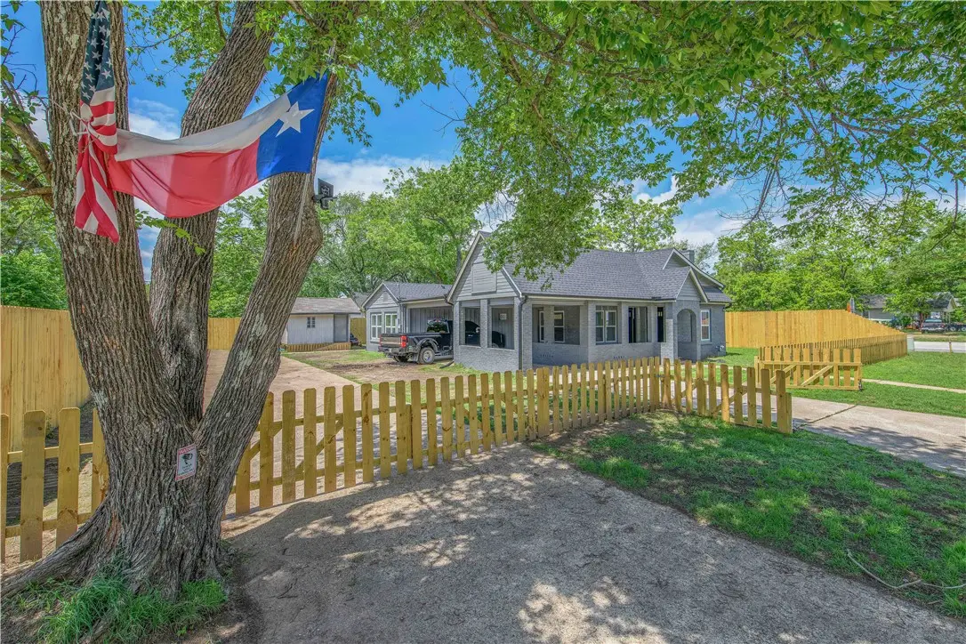 902 Post Oak Street, Hearne, TX 77859 - #1