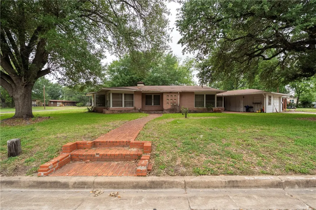 110 Barton Street, Hearne, TX 77859 - #1