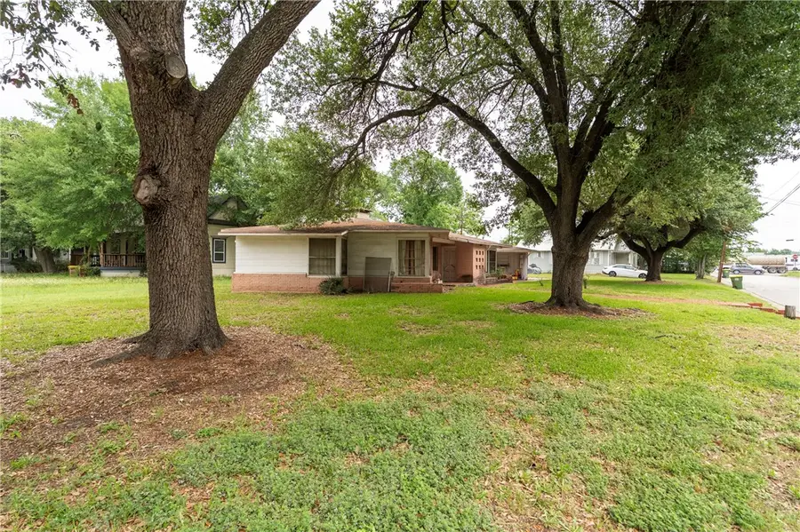 110 Barton Street, Hearne, TX 77859 - #2