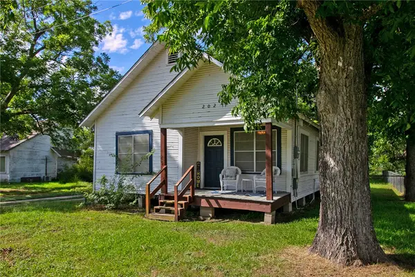 202 S Broadway Street, Caldwell, TX 77836
