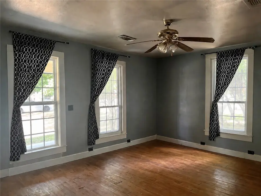 616 N Sharp Street, Franklin, TX 77856 - #3