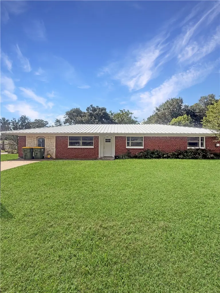 301 E Hall Street, Hearne, TX 77859 - #1