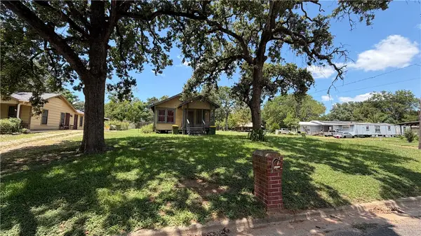 207 E Davis Street, Hearne, TX 77859