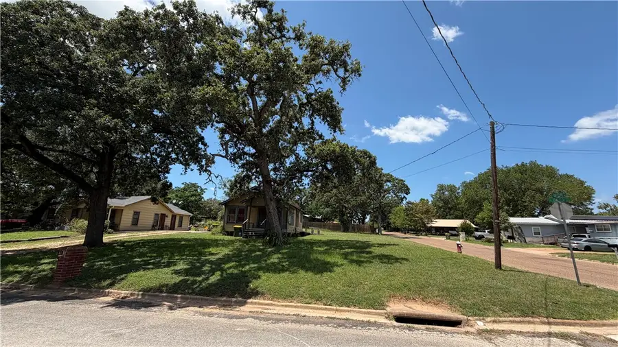 207 E Davis Street, Hearne, TX 77859 - #2