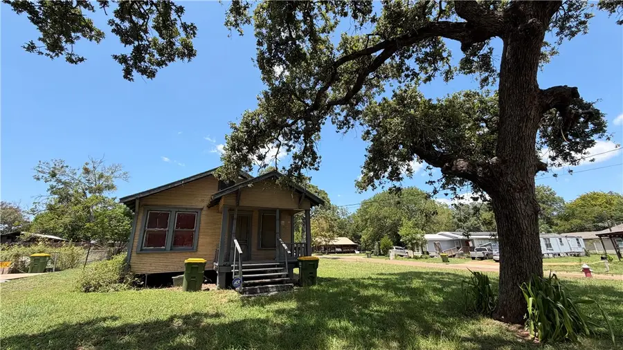 207 E Davis Street, Hearne, TX 77859 - #3