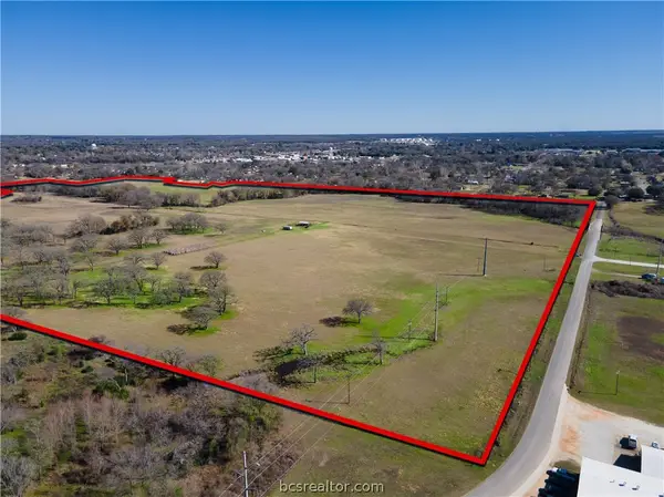 000 Vaughn Lane N, Hearne, TX 77859