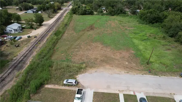 906 & 810 7th Street W, Cameron, TX 76520