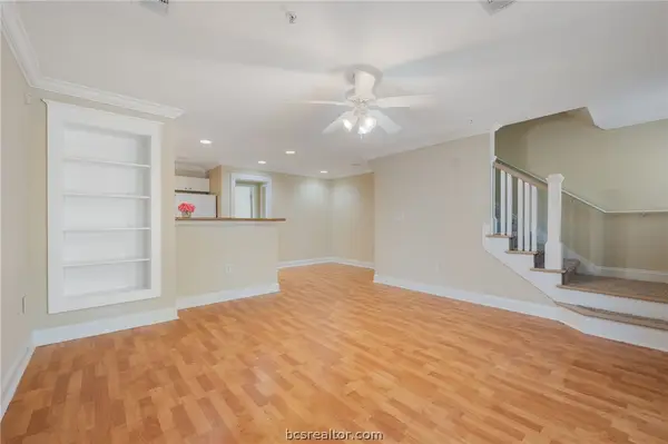1725 Harvey Mitchell Parkway S #631, College Station, TX 77840-6399