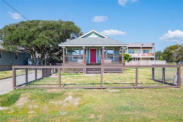 1323 S Live Oak Street, Rockport, TX 78382