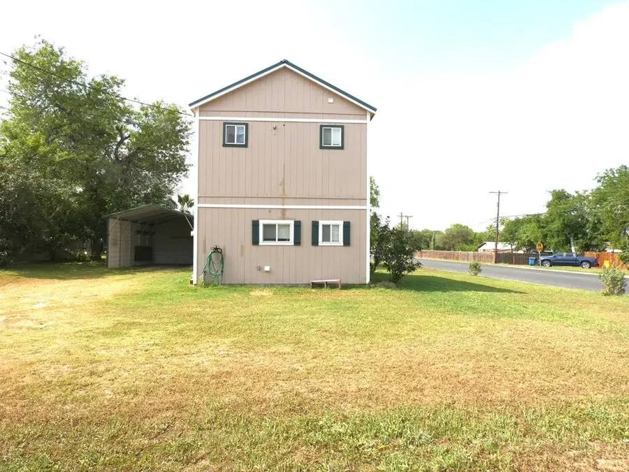 911 E Steiner Street, Beeville, TX 78102 - #2
