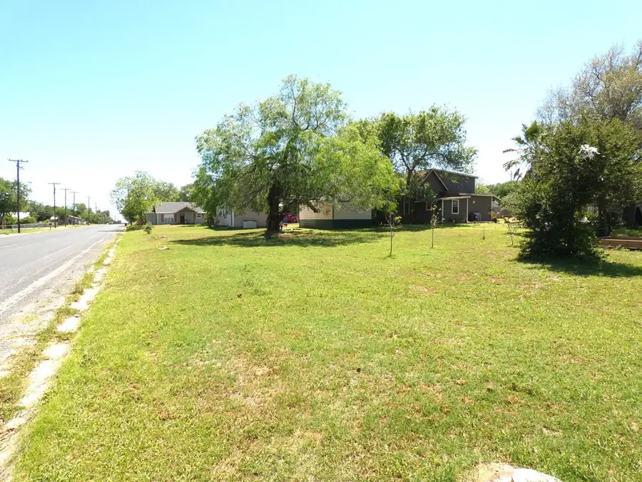 911 E Steiner Street, Beeville, TX 78102 - #3