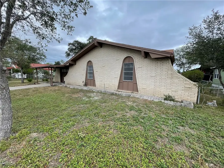 803 Avenue H, Sinton, TX 78387 - Image #3