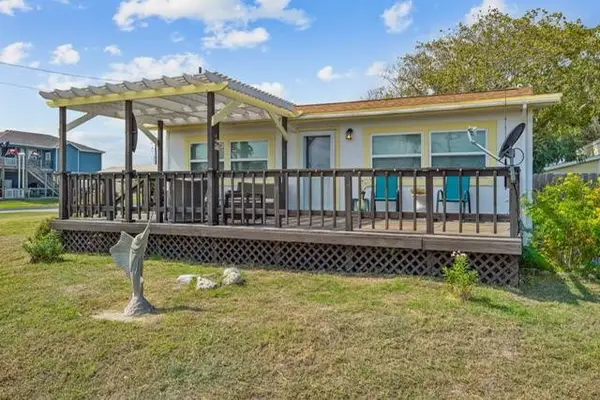 1427 S Live Oak Street, Rockport, TX 78382