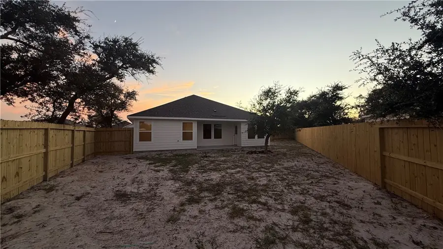 106 Aruba Drive, Rockport, TX 78382 - Image #2