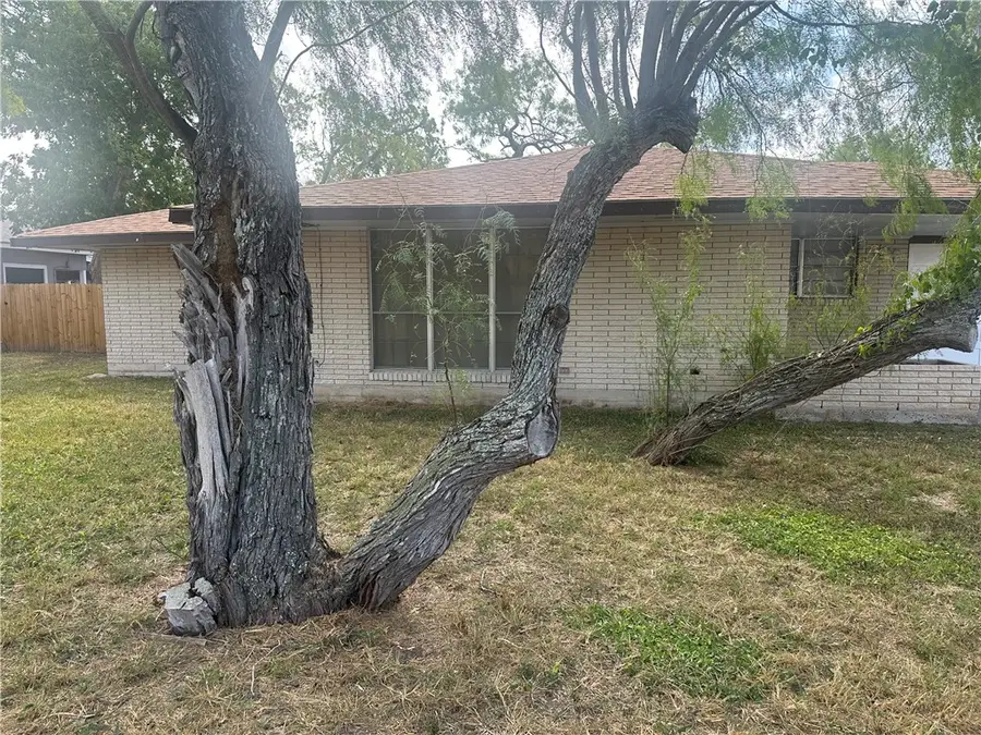 627 W Richard Avenue, Kingsville, TX 78363 - Image #2