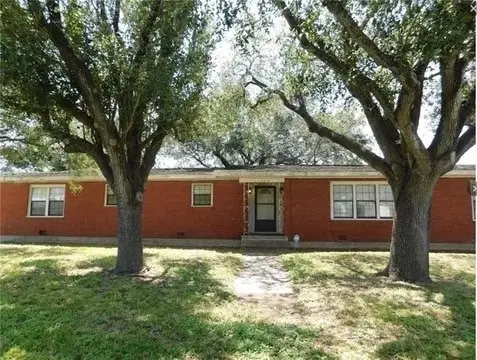 1406 4th Street, Agua Dulce, TX 78330