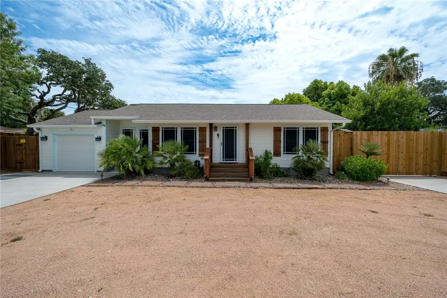 202 S 7th Street, Rockport, TX 78382 - Image #2