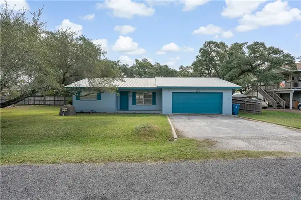 302 Fulton Ave, Rockport, TX 78382