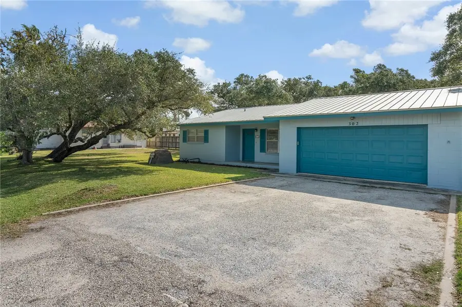 302 Fulton Ave, Rockport, TX 78382 - Image #2