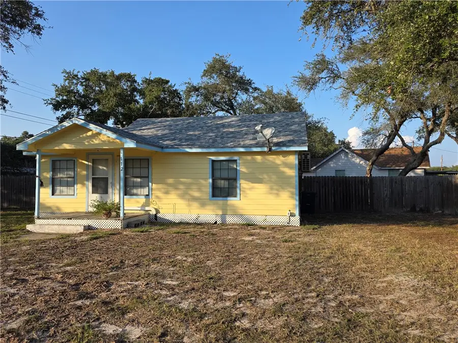 112 E Linden Street, Rockport, TX 78382 - Image #2