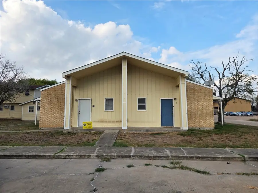 657 W 4th Street, Yorktown, TX 78164 - Image #2